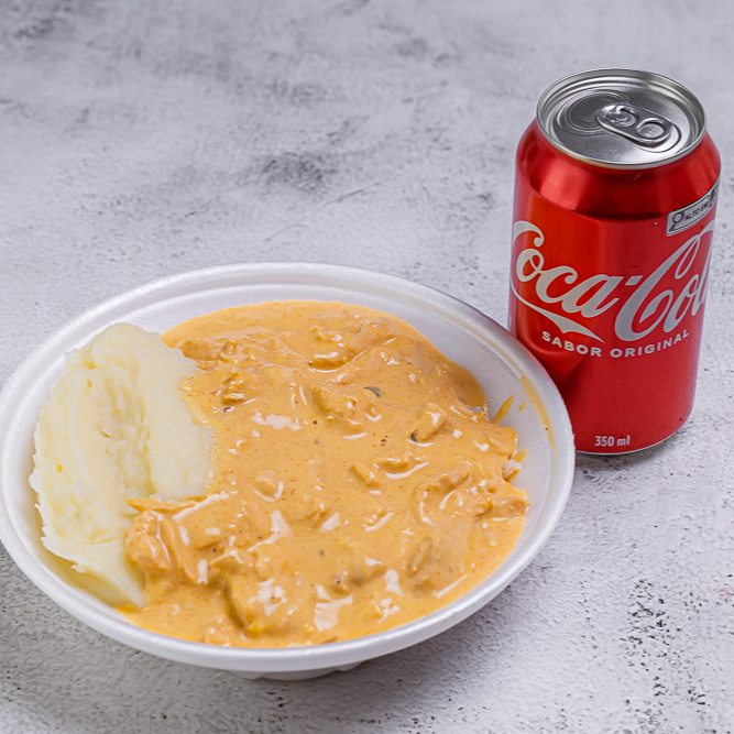 marmita com delicioso frango ao molho estrogonofe, acompanha arroz branco, purê + Coca lata indicada para 01 pessoa - peso aprox. 400 gramas