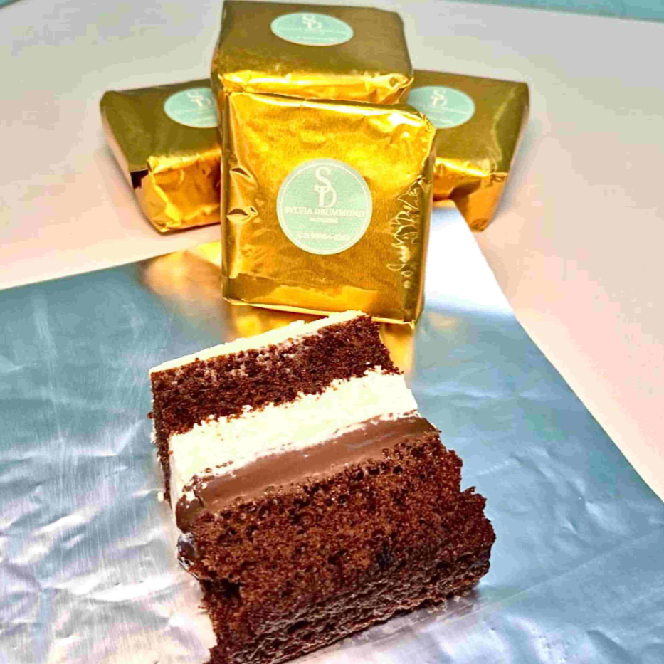 Massa de chocolate super molhadinha, recheada com brigadeiro cremoso e mousse de leite Ninho. Finalizado com uma camada de leite Ninho por cima. Uma explosão de sabor para os fãs de chocolate com Ninho! ######Tags######## cookie tradicional, doce de leite, cookie americano, cookie recheado, red velvet, Mm´s, cookie chocolate, leite Ninho, brigadeiro preto, brigadeiro branco, promoção, promoção, desconto, barato, cupom, grátis, oferta, copo da felicidade, Oreo, red velvet, morango, brownie, doce, Nutella, Kitkat, Ovomaltine, sobremesa, melhor, entrega grátis, oferta, bolo no pote, melhor, chocolate, cupom, entrega rápida, gratis, trufa, cone, bolo, torta, milk shake, docinho, brigadeiro, festa, comemoração, docinhos, quindim, bombom, granulado, banana, prestigio, casadinho, frutas vermelhas, limão, palha italiana, coco, brigadeiro belga, chocolate belga, combo, combos, bolo gelado, morango, geleia de frutas vermelhas