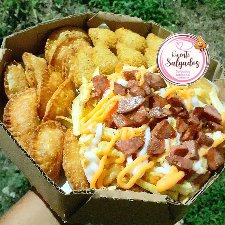 kit com bata frita coxinha e pastel.