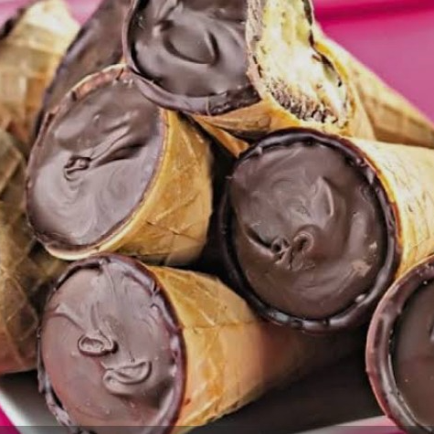 Delicioso cone trufado sabor ouro branco. Recheio feito com brigadeiro branco. Contém pedaços de Ouro Branco. Casquinha interna revestida de chocolate ao leite.