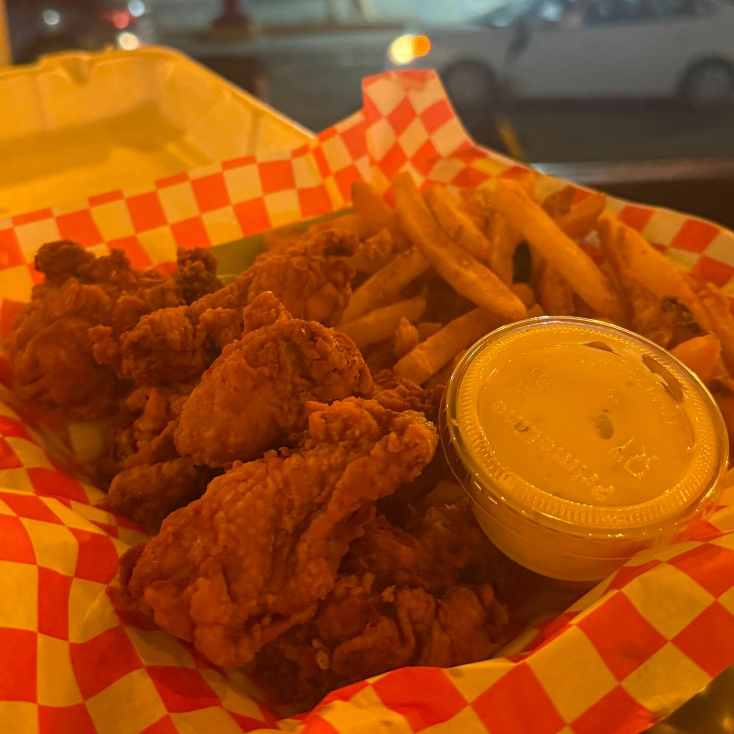 Alitas con Papas