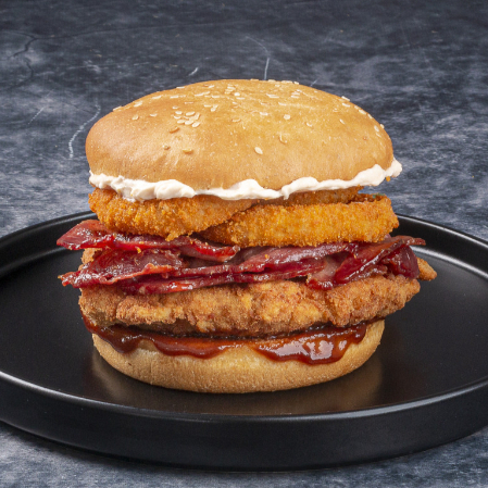 2 tiras de frango crocante, bacon e aquela mordida perfeita nos anéis de cebola empanados. Finalizado com molho barbecue e servido no pão brioche, com ou sem gergelim.