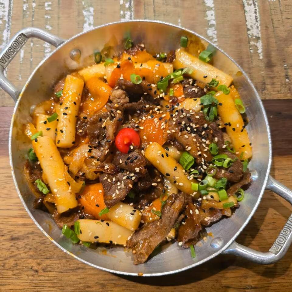 Cortes suínos salteados com legumes e molho de pimenta com a combinação perfeita do vicenzo (toppoki)