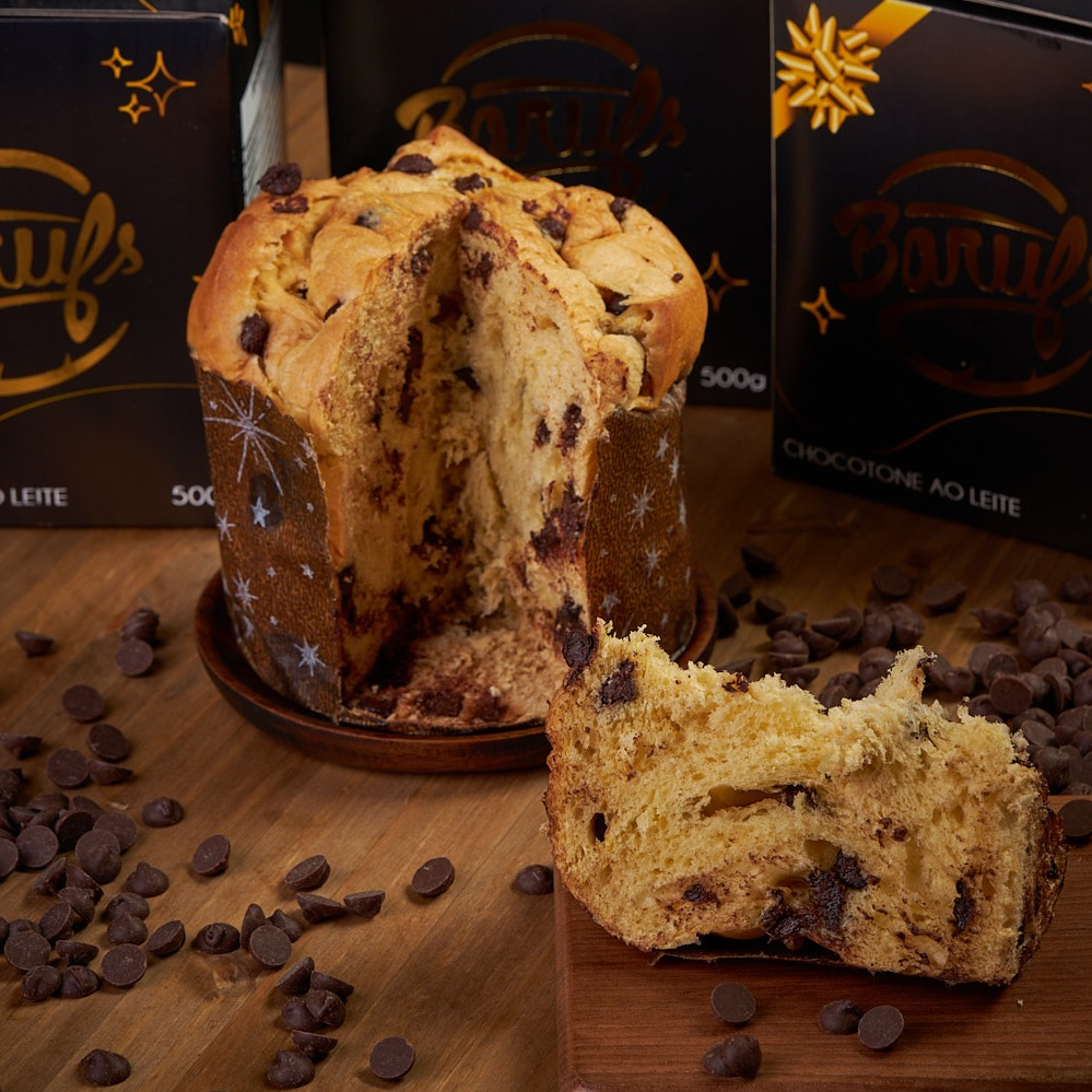 Chocotone artesanal, de fabricação própria, repleto de irresistíveis gotas de chocolate. Este deleite é uma fusão perfeita entre a tradição do panetone e a indulgência do chocolate, criando uma explosão de sabor em cada mordida. Cada pedaço deste chocotone é uma celebração de autenticidade e paixão pela confeitaria, tornando-o o protagonista de qualquer mesa de festa. É a escolha perfeita para quem aprecia qualidade e sabor inigualável.