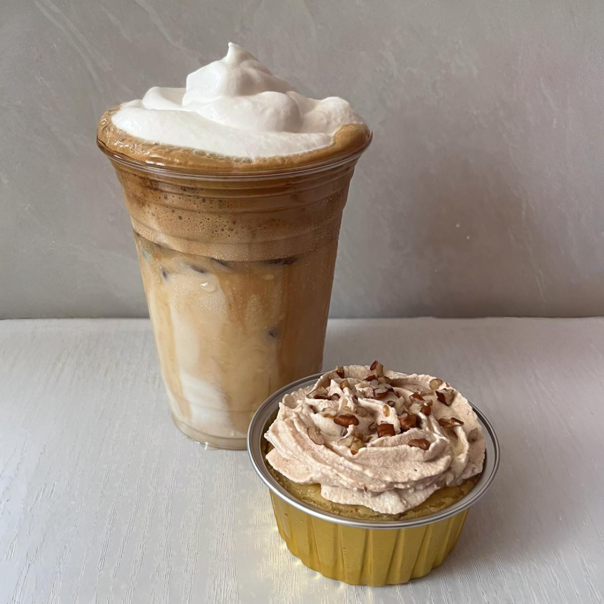 Café Dalgona Frío & Cupcake Avellana y Nuez