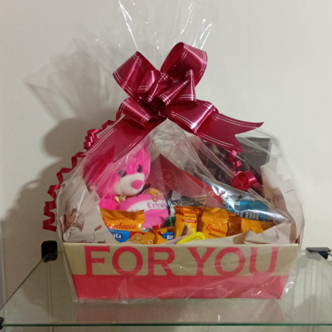 Ursinho de Pelucia, 2 Biscoito Maizena Bauduco 9g cd, Biscoito coberto chocolate Cacau Show 100g, Wafer recheado cacau show 100g, 1 Trufa tradicional cacau show 30g, Caixa Bombom Lanut Cacau Show 108g, Club Social Original, 2 torradas bauduco, 2 cream cracker, Granola, Barrinha Bauduco ( goiaba e chocolate ), Biscoito ( leite, leite com gotas de chocolate, chocolate e integral), 1 pão de mel, Passatempo 20g, Ducream, Saches ( geleia de maça, margarina), sache ( capuccino, açuzar, adoçante, chá erva doce, café soluvel).