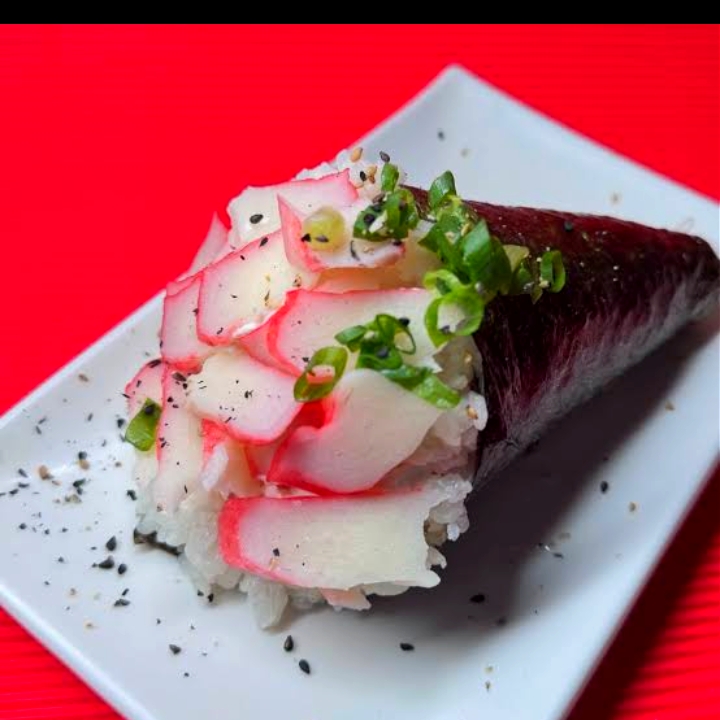 Delicioso temaki recheado com creme cheese,kani em cubos e arroz temperado