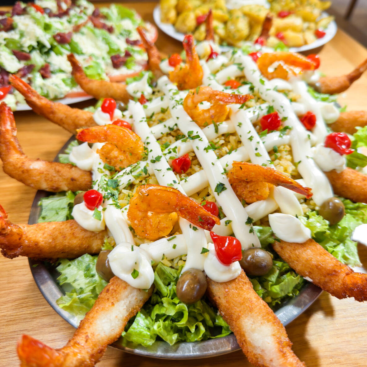 Camarão Especial empanados. Servidos com molho Grill, batatas rústicas, salada do Cheff, Arroz Especial de Camarões e cobertura de Catupiry Original. Serve 3 pessoas