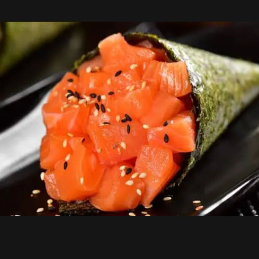 Salmão em cubos, nori e arroz.