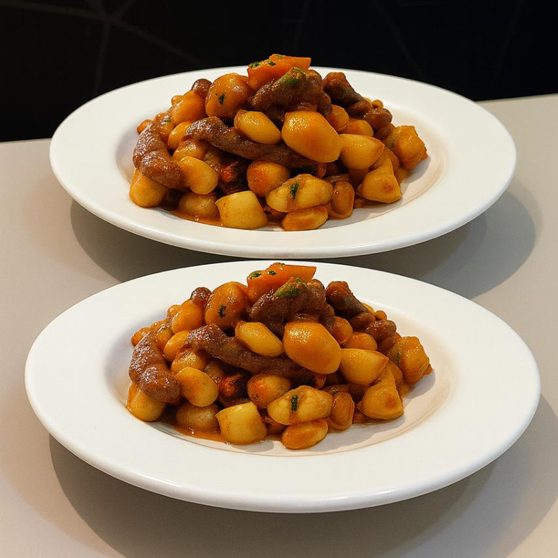 Gnocchi de batatas, tiras de alcatra grelhada, molho pomodoro, finalizado com salsa.