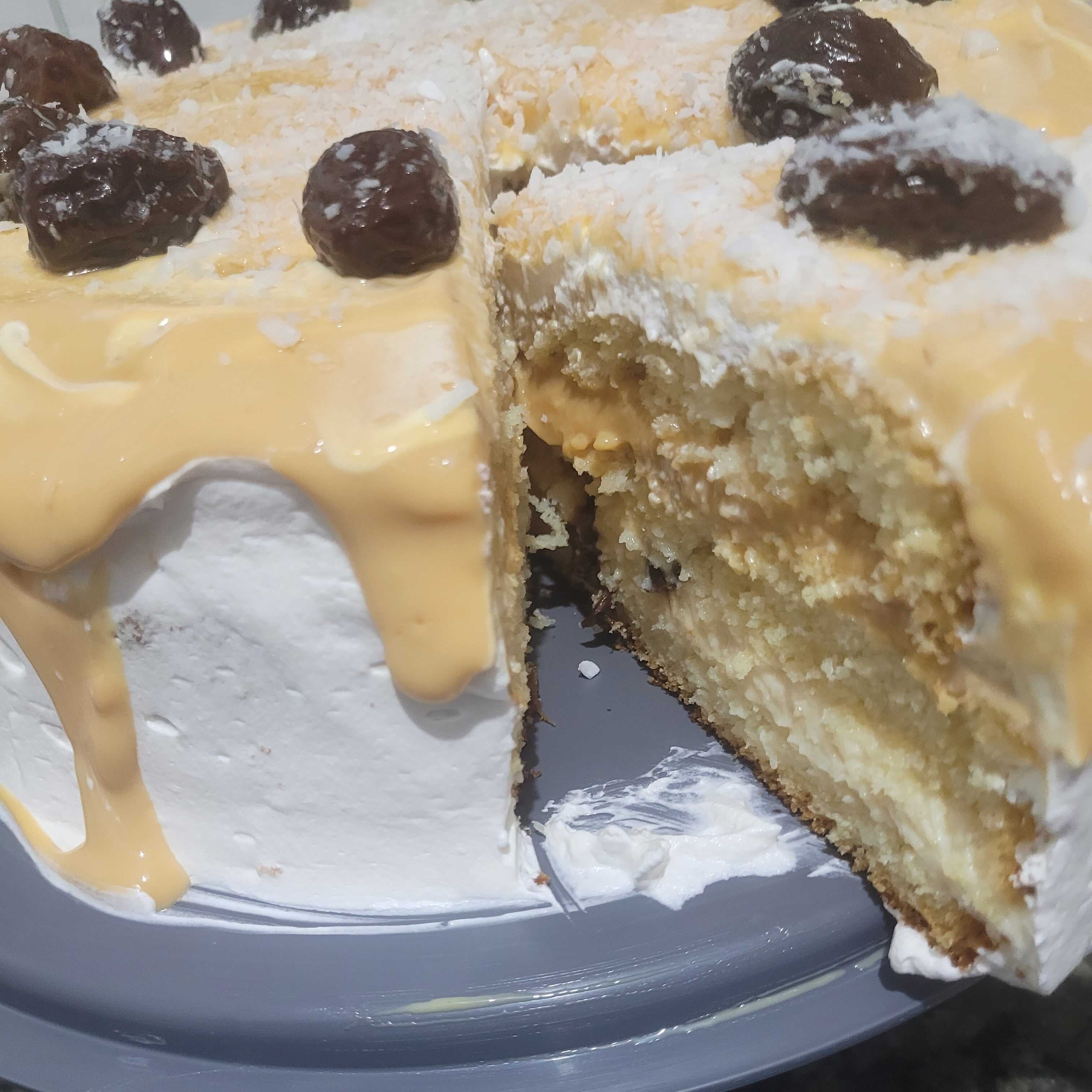 Massa branca, recheio de beijinho c/ doce de leite e bolo gelado.