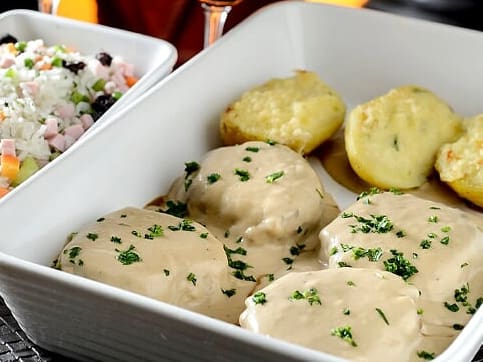 04 medalhões de filé grelhados e flambados com conhaque e molho cremoso de queijos acompanha arroz à grega e batata recheada.