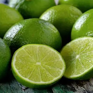 Limón entero partido a la mitad