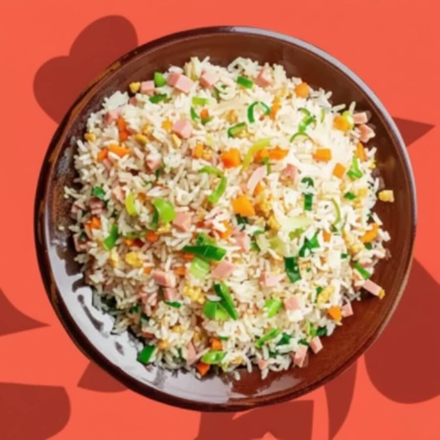 Clássico Arroz Chinês frito no wok com pedaços de cenoura, presunto, ovos mexidos e cebolinha. Também conhecido como Yakimeshi. Preparado no wok chinês de forma artesanal com ingredientes frescos.