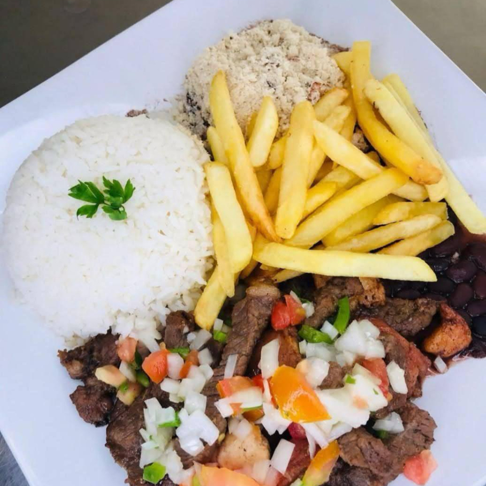 Churrasco misto com molho à companha batata frita arroz feijão farofa e salada