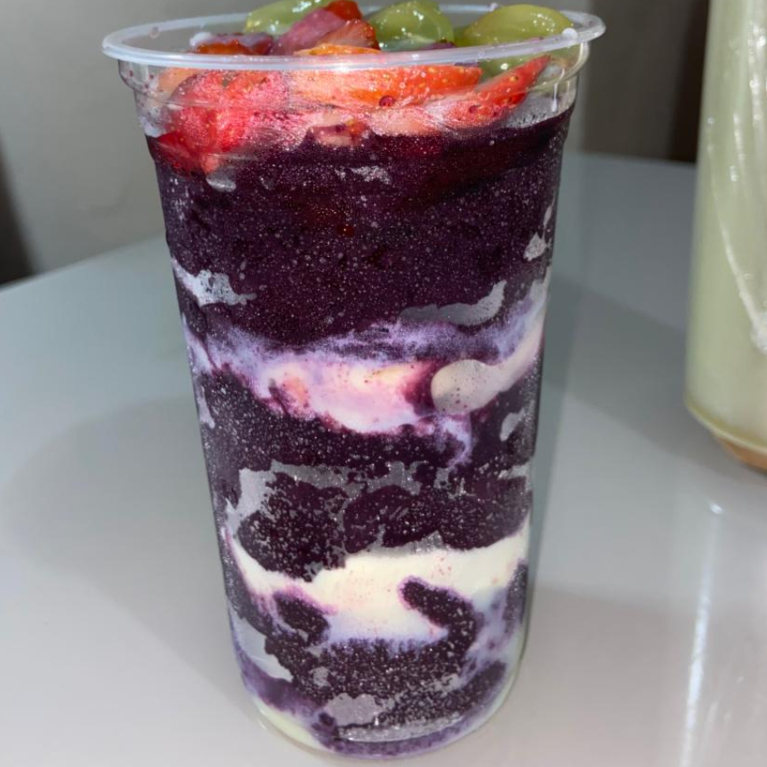 Com muitos acompanhamentos! Açaí + leite condensado + leite em pó + KIWI + UVA+ BANANA