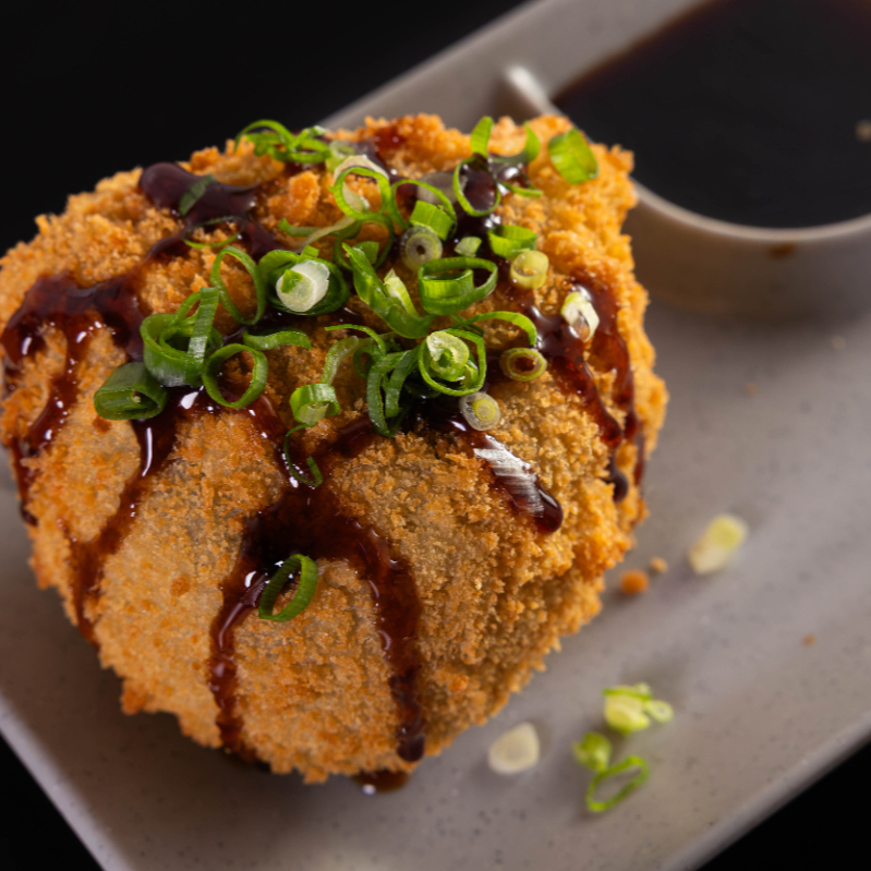arroz japonês(shari),alga salmao com crem chesse empanado na panco e frito, molho tarê geregelin e cebolinha