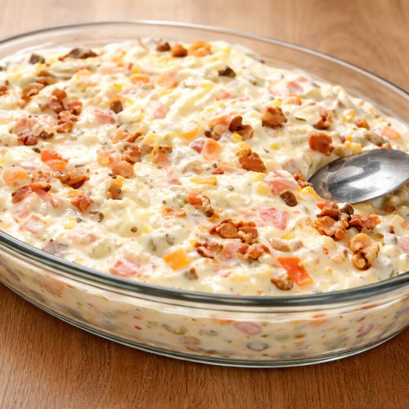 deliciosa maionese de batata e cenoura com cubos de bacon