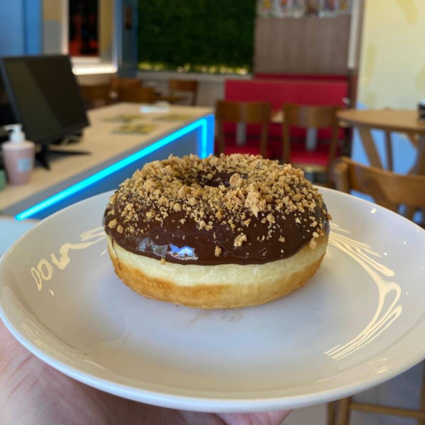 Donut fresquinho e fofinho com cobertura de Chocolate Meio Amargo com Paçoca.