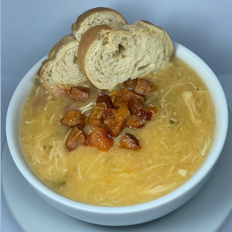 Frango desfiado, aipim (mandioca), alho, cebola, tomate, pimentão, milho, cheiro-verde, linguiça, bacon, sal e temperos especiais.