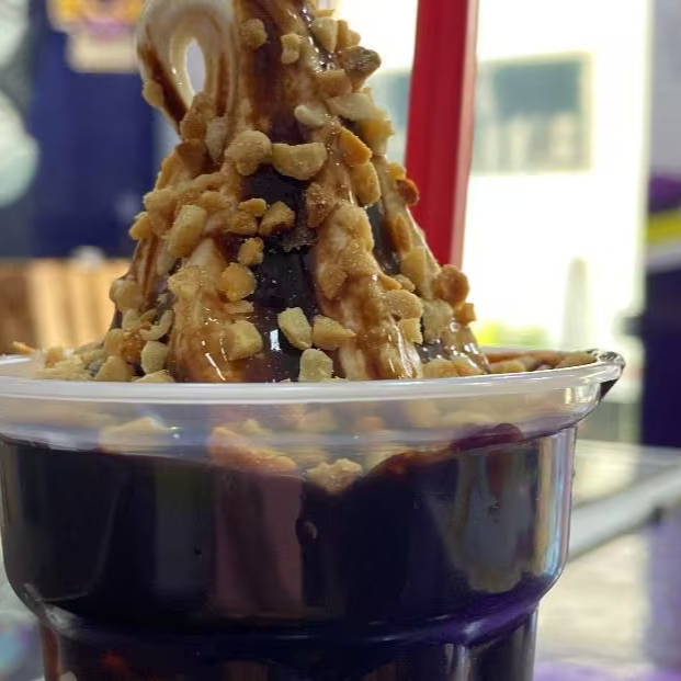 Sorvete cremoso com calda deliciosa e cobertura à sua escolha.