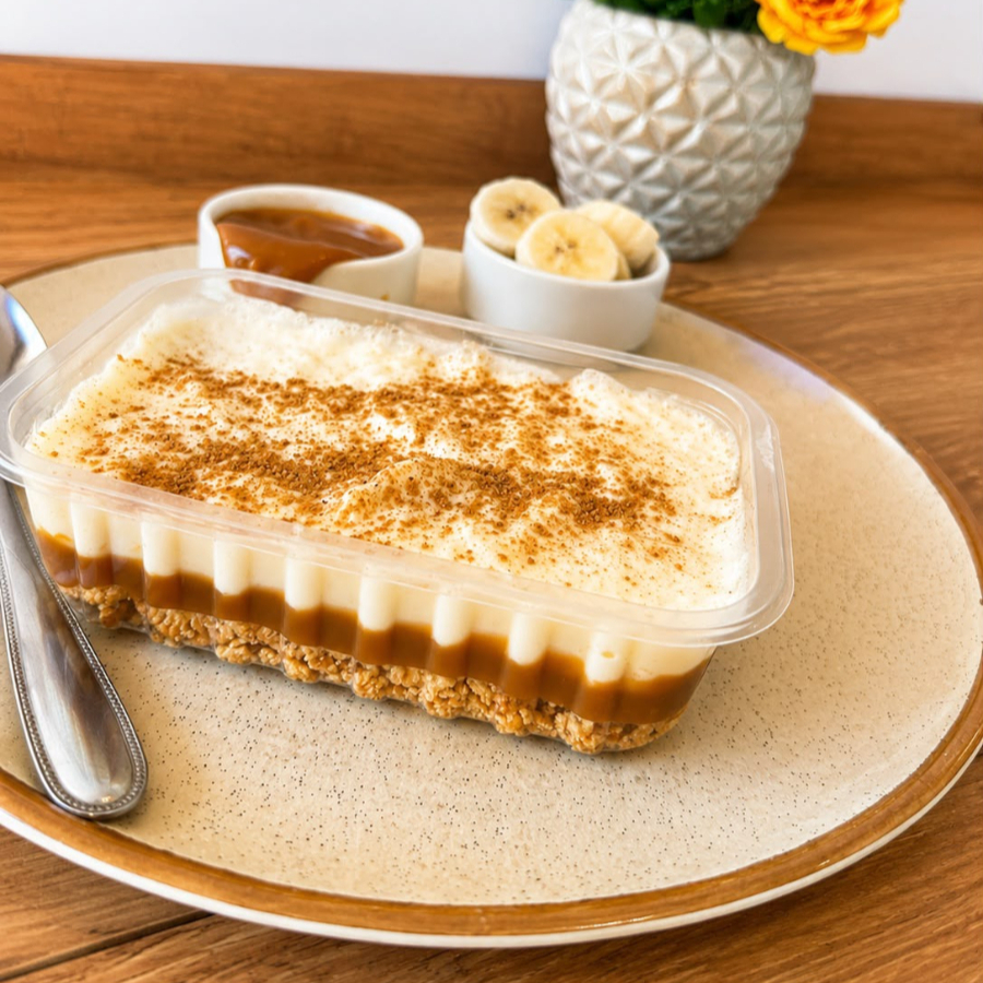 Nosso Banoffe tem crocantes de biscoito, ganache de doce de leite, banana frescas e mousse de ninho cremoso com aquele toque de canela, doce e equilibrado ideal pra todos os momentos.