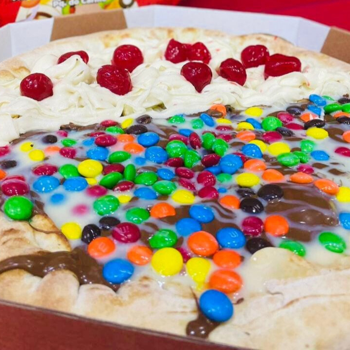 METADE CHOCOLATE MMS E LEITE CONDENSADO , METADE ABACAXI CHOCOLATE BRANCO E CEREJAS