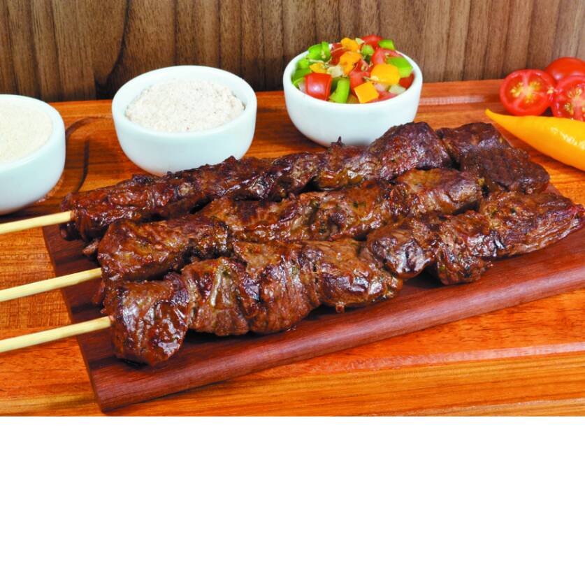 Obs: Carnes cruas.
Suína e ave, temperadas.
Bovina, tempero á parte.
01 kg carne de porco
01 kg linguiça toscana
01 kg coração de frango
02 kg picanha bovina
02 kg alcatra recheada com queijo
Grátis: 01 saco de carvão de 03 kg