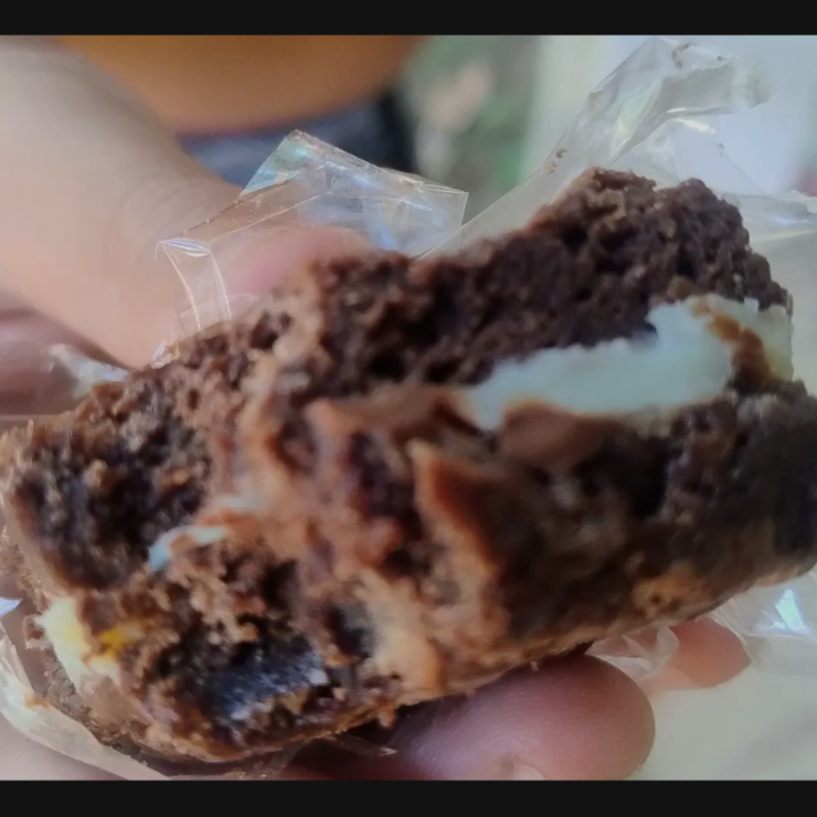 Quadradinho de brownie recheado de ninho com Nutella