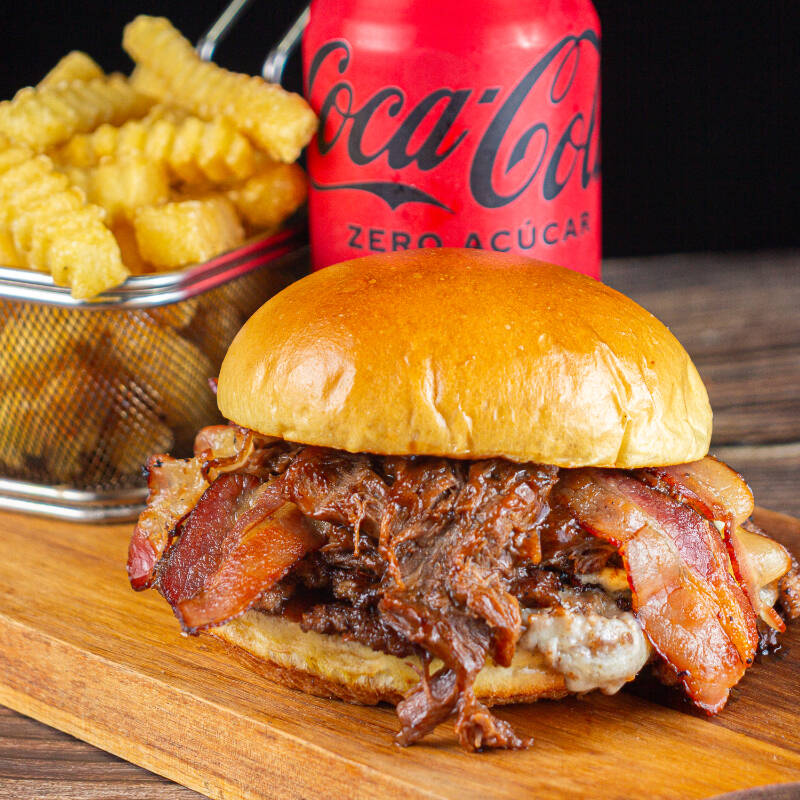 Delicioso smash duplo costela contendo 160g de blend artesanal smash, 50g de costel bovina desfiada e temperada, queijo muçarela gratinado, bacon em fatias e ketchup de goiabada + fritas + Coca-Cola.