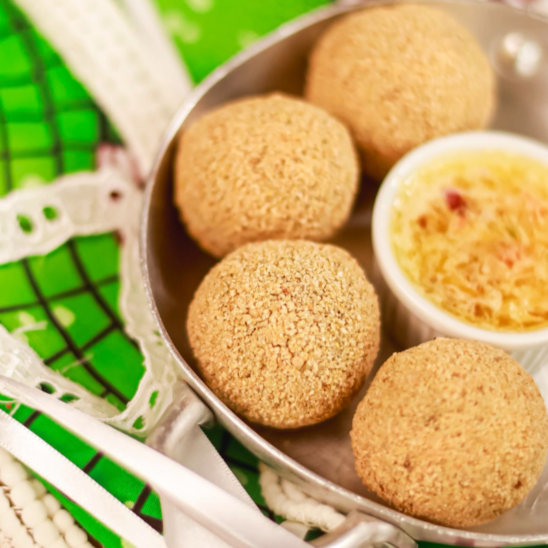 Quarteto do nosso inconfundível bolinho de feijoada. Acompanha um delicioso tartar de laranja.