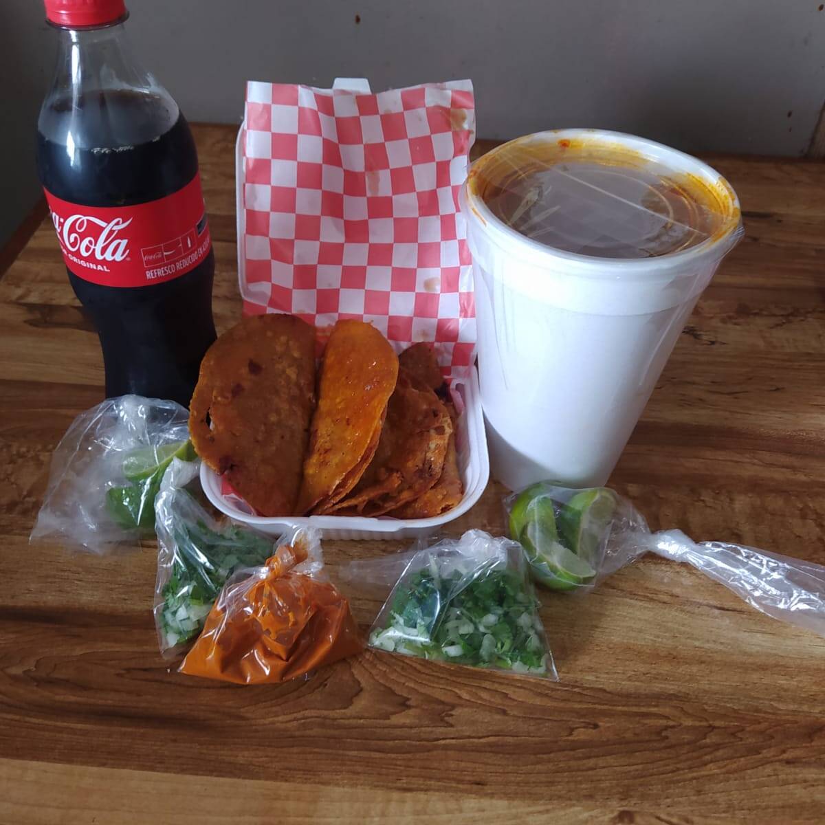Litro de Birria + 4 Quesabirrias + Refresco 600 Ml