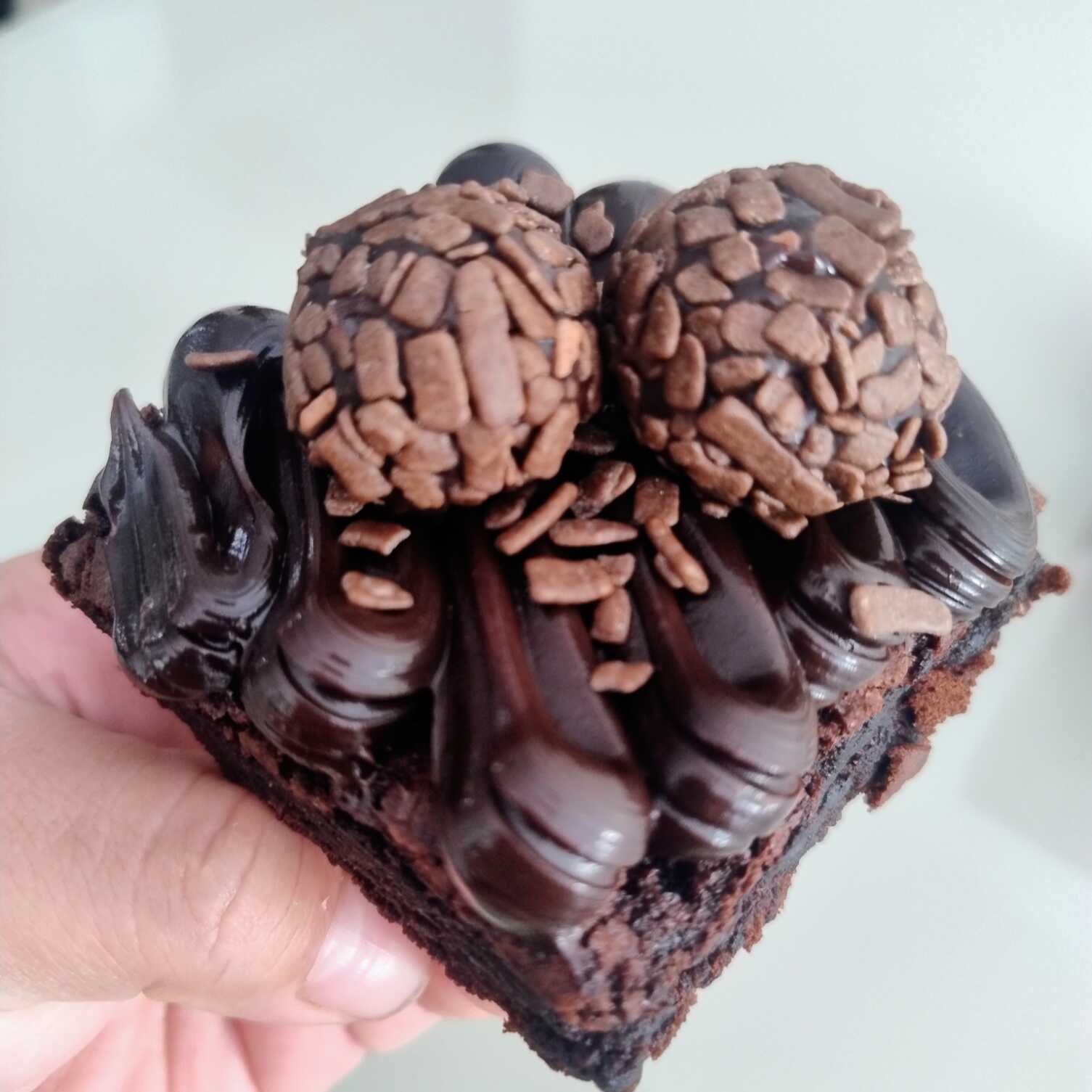 Brownie clássico Delicatto, coberto com brigadeiro cacau, finalizado com brigadeiro Gourmet