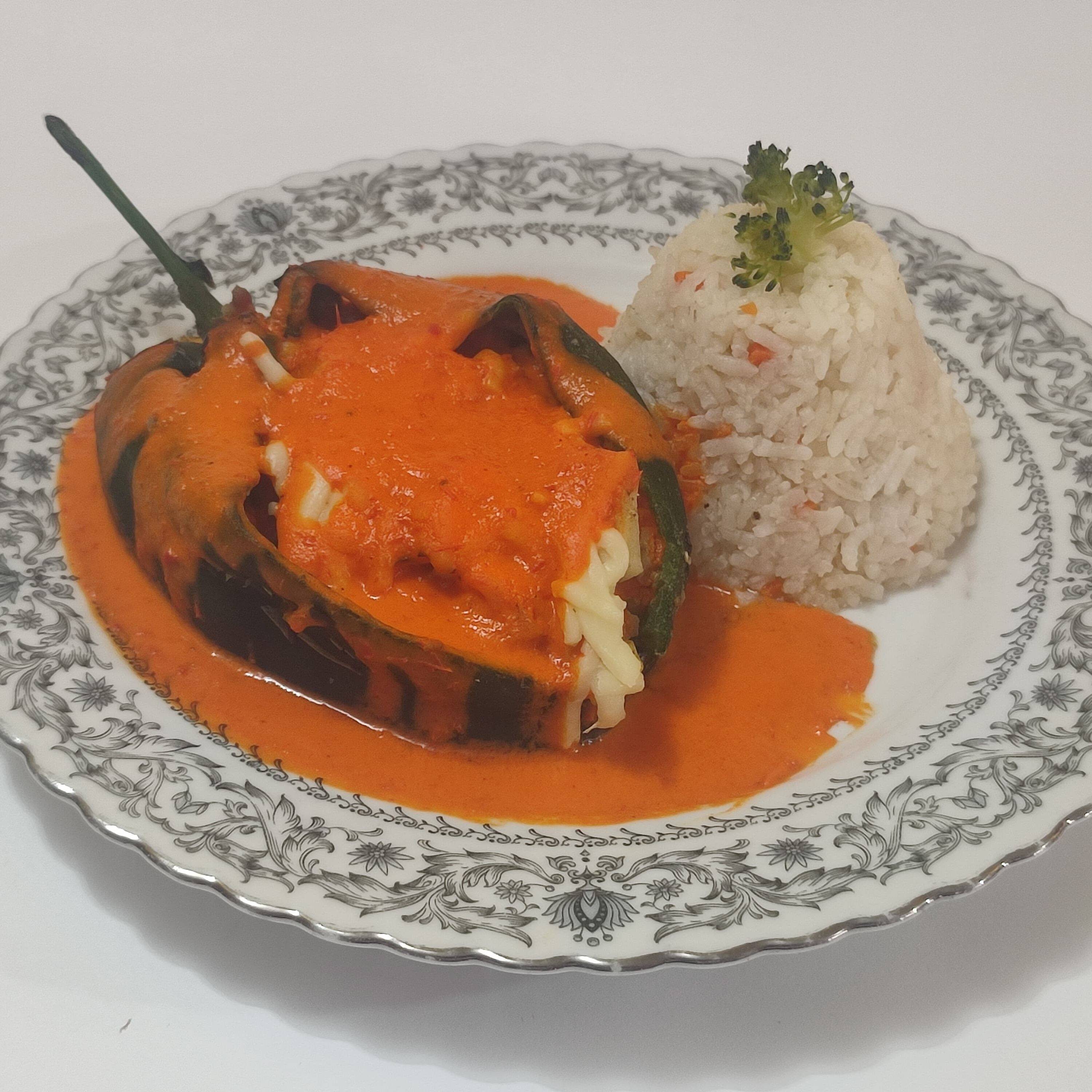Chile Relleno Bañado En Crema De Pimiento Morron