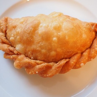 Empanada Rellena de Queso y Camarón