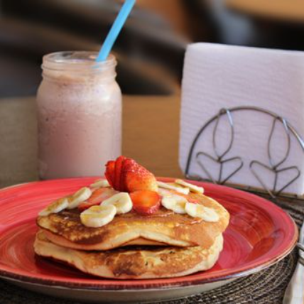 Hot Cakes Con Licuado de Fresa