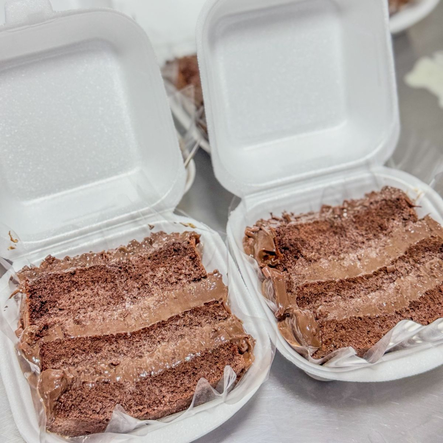 Fatia de Torta Brigadeiro com Caldinha de Chocolate , bem chocolatuda , perfeita para você !