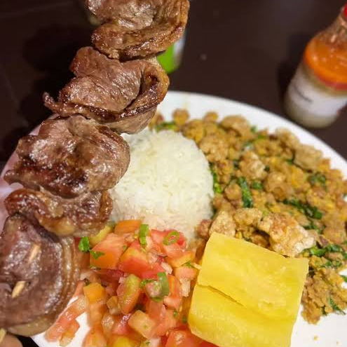 Arroz branco soltinho, feijão tropeiro bem recheado, vinagrete fresco, mandioca cozida e 1 espeto à sua escolha, assado na brasa.