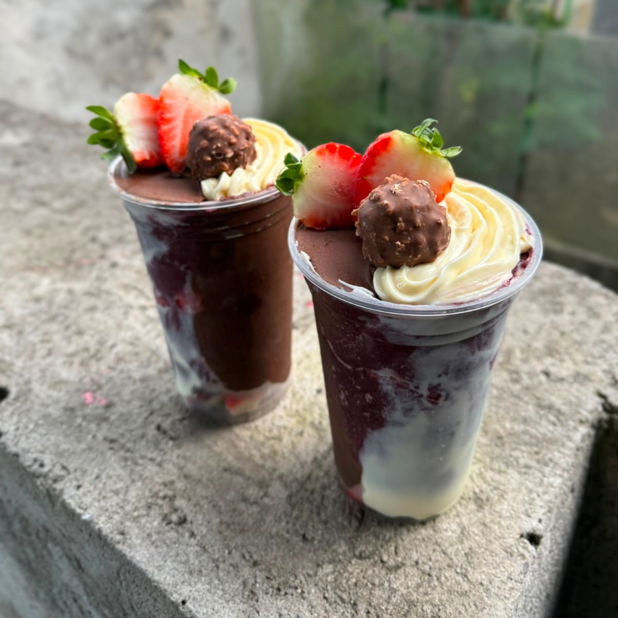 Açaí + Creme Ninho, Creme de Avela, Ferrero Roche e Morango
