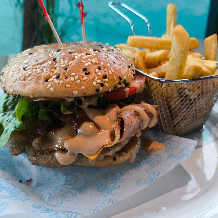 Hamburguesa con tocino y papas