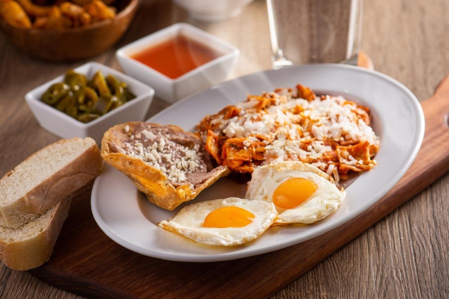 CHILAQUILES CON HUEVOS ESTRELLADOS