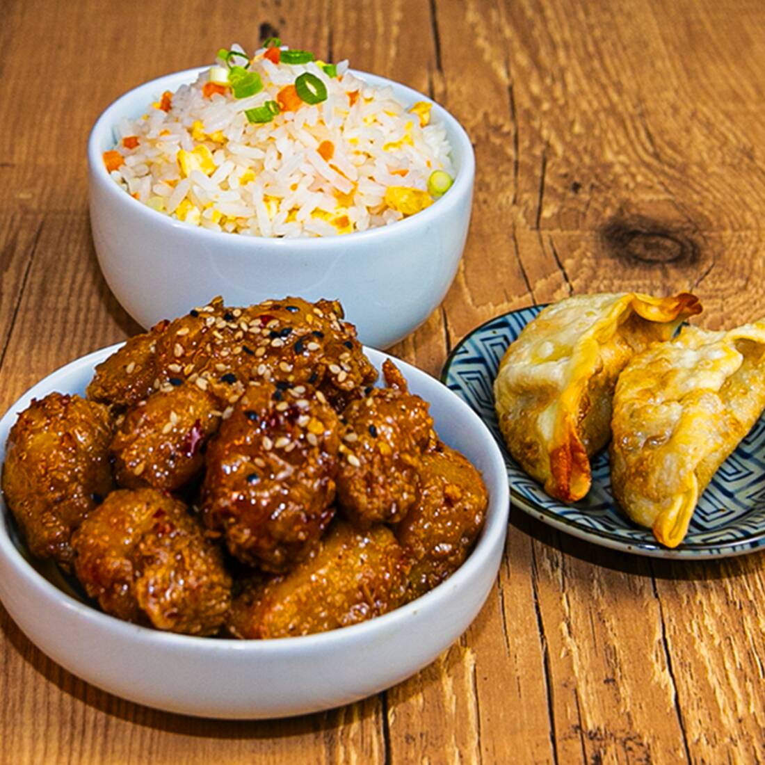 Pedaços de frango empanado, envoltos em molho agridoce de laranja, acompanhados do nosso arroz Chop Suey (arroz salteado com cenoura, ovo e cebolinha). Para completar, 2 unidades de guioza de carne bovina com legumes. Uma refeição equilibrada, saborosa e inspirada na autêntica culinária chinesa.