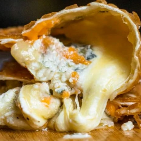 Uma explosão de sabores para os verdadeiros amantes de queijo! Combinação premium de mussarela, queijo coalho, gorgonzola e Catupiry Original. Uma mistura cremosa, intensa e marcante em cada mordida. → Atenção alérgicos: contém derivados de leite.