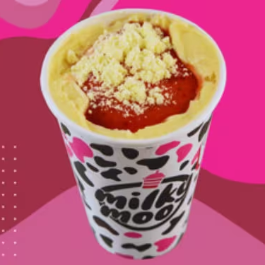 Milkshake feito com sorvete de baunilha, batido com calda de morango e borda de leite em pó. Leite em pó e calda de morango no topo. #doces #sobremesas #morango #fruta