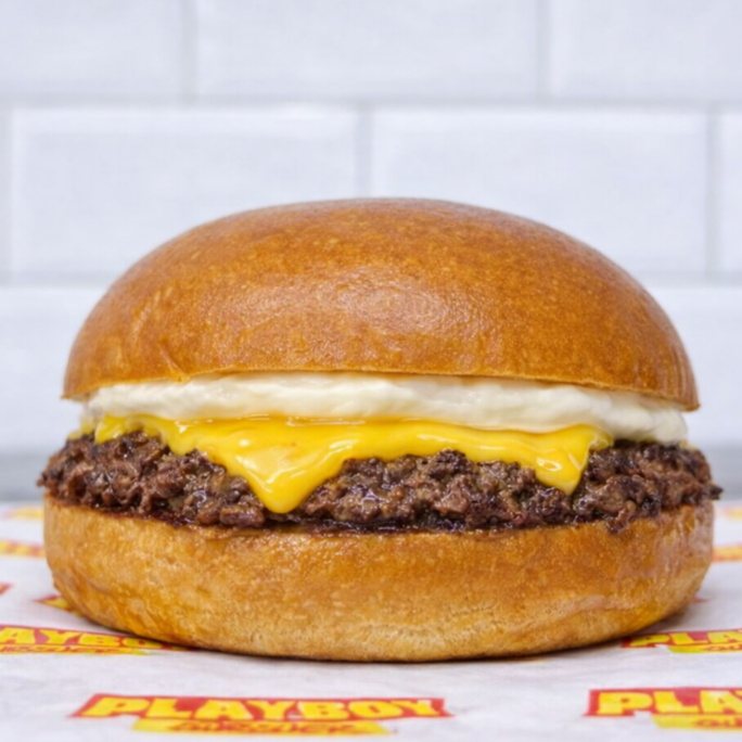 Hambúrguer Artesanal feito na Hora com Ingredientes Suculentos . Pão brioche , carne bovina de 60 g , queijo Cheddar e nossa deliciosa maionese caseira .