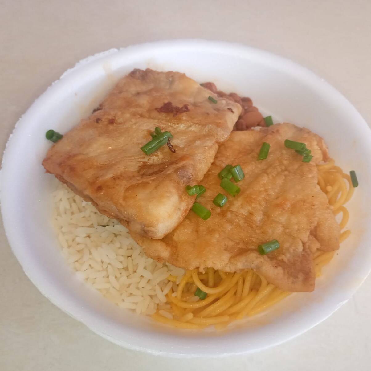 Saboroso filé de Dourada frito servido com arroz,feijão macarrão e farofa