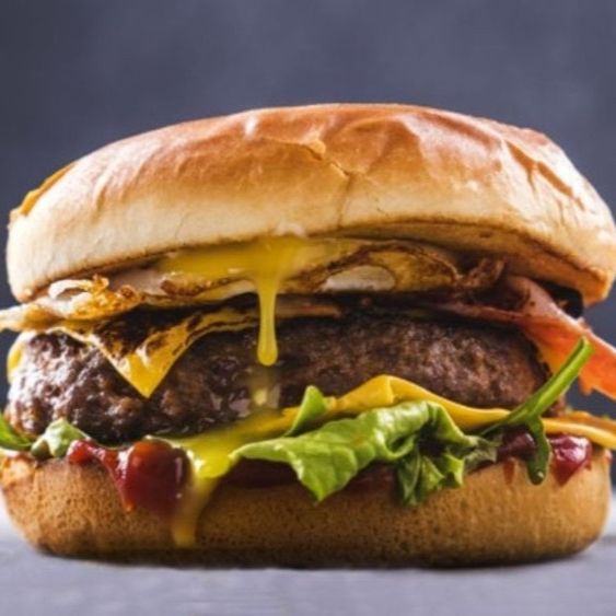 Chesse Burger con tocino + papas fritas