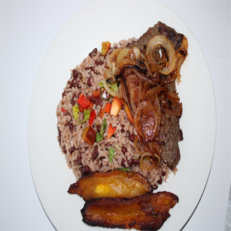 Gallo Pinto con Bistec + Bebida Caliente 12oz