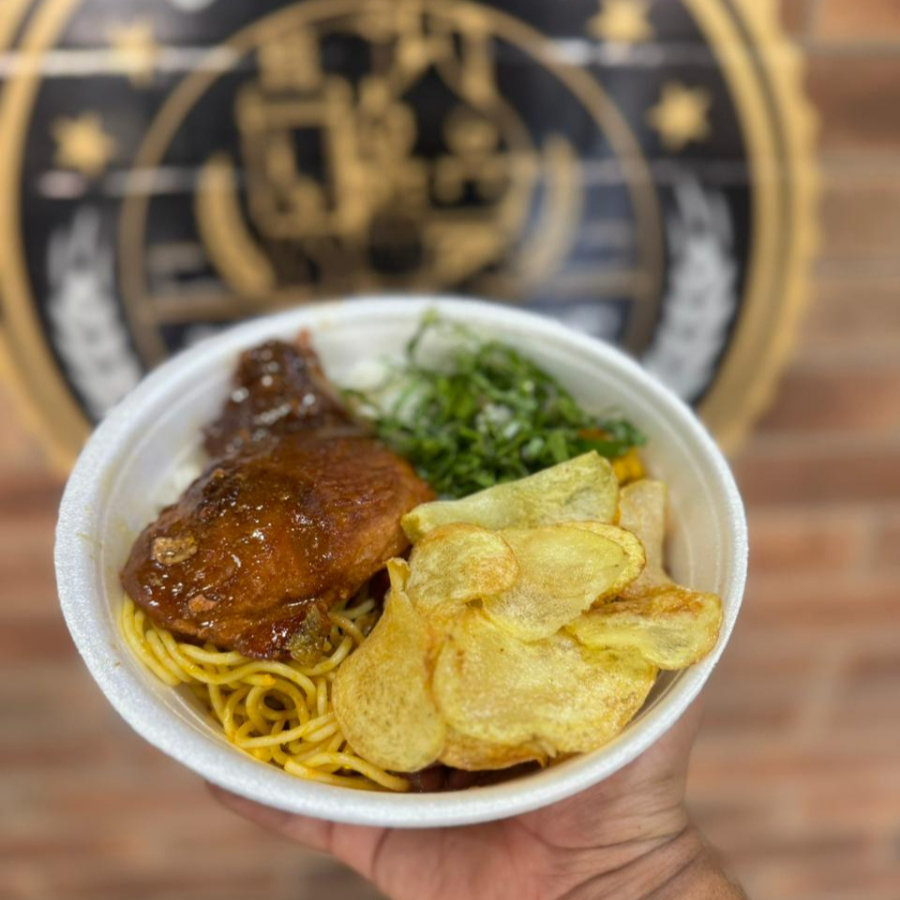 Apresentamos um Marmitex exuberante, cuidadosamente recheado com itens selecionados de um buffet impecável.