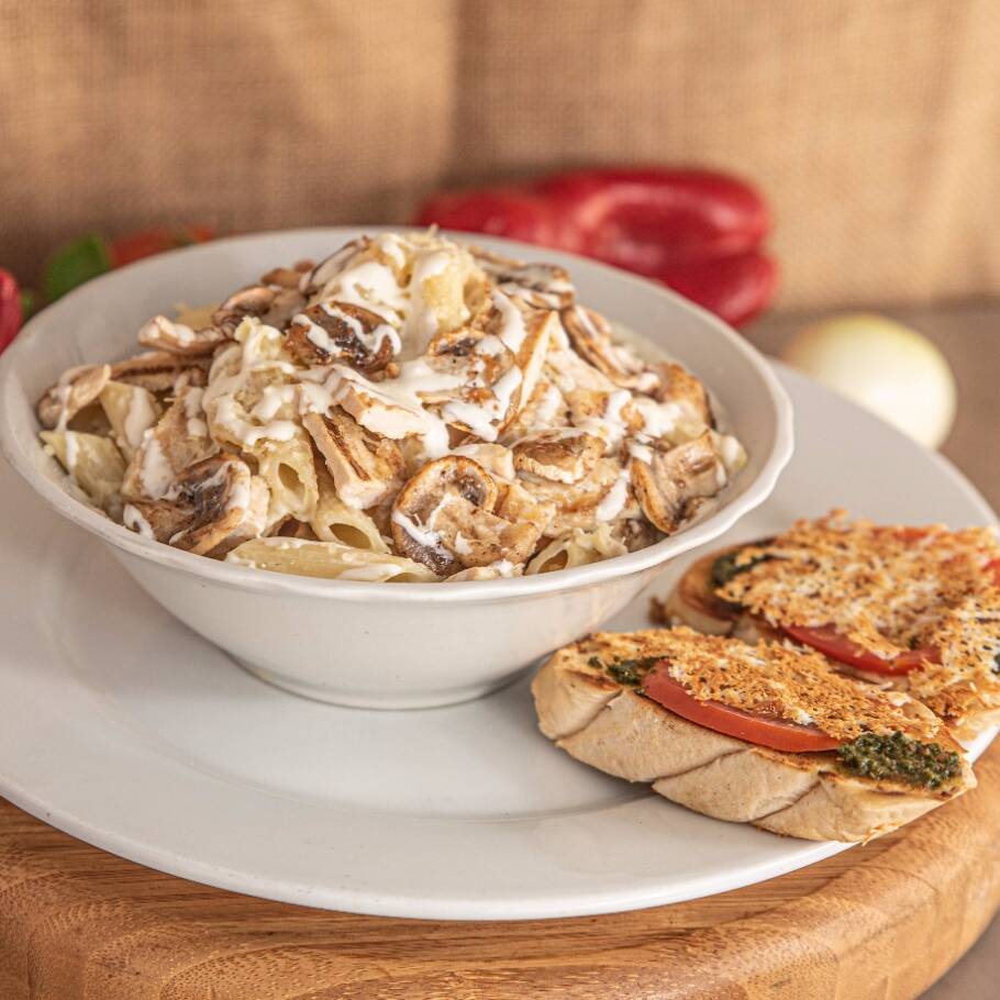 Pasta en Salsa de Champiñones y Pollo